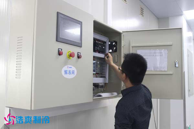 浩爽制冷工作人员正在检查冷库控制仪表 浩爽制冷工作人员正在检查冷库控制仪表